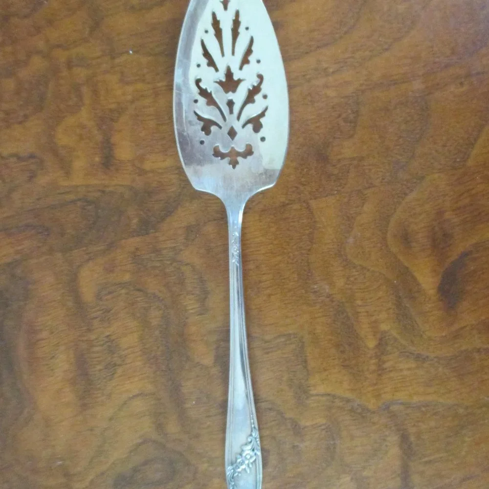 Queen Bess 1946 Pierced Pie Server Vintage Tudor Plate Oneida Community silver